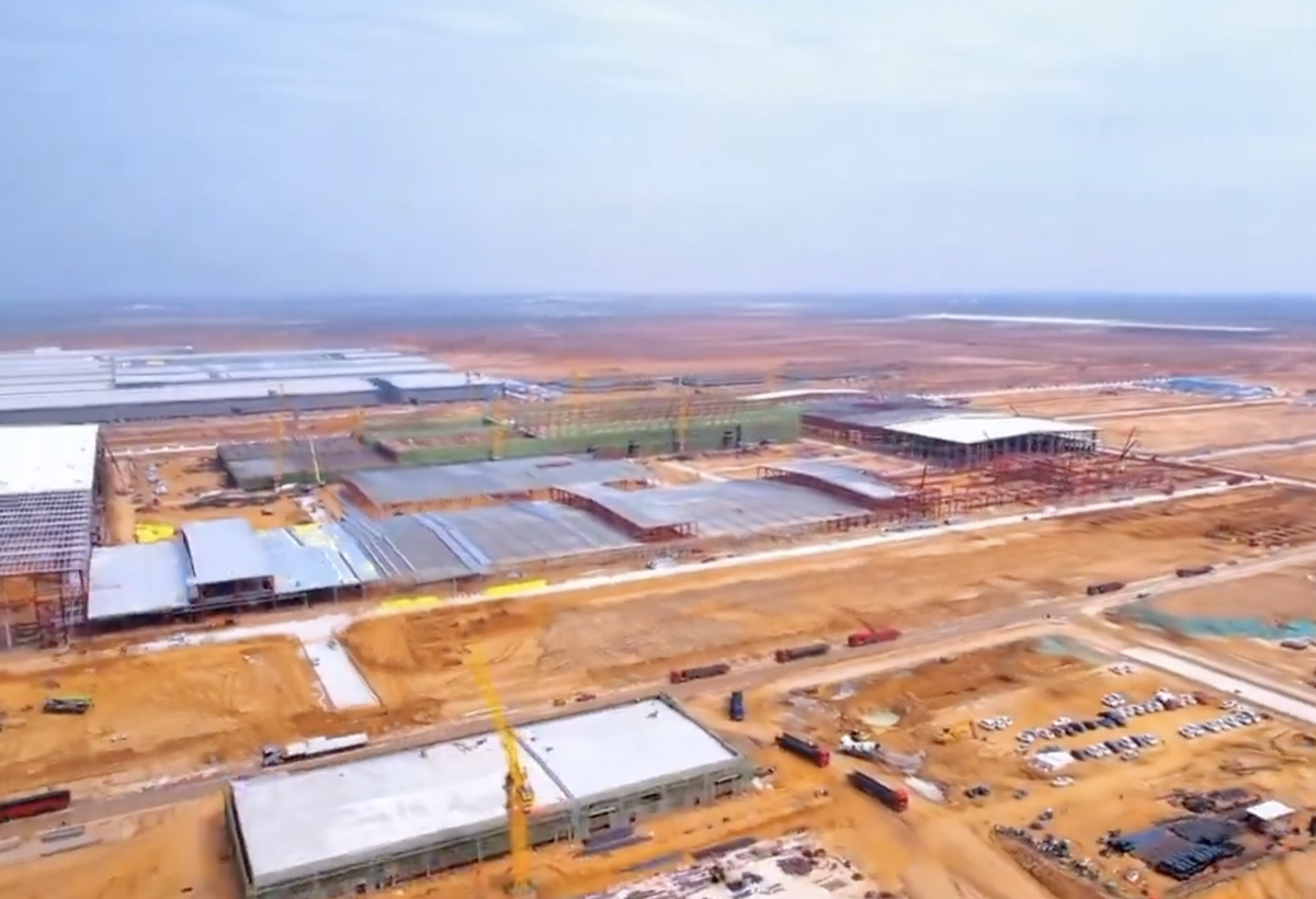 Se ridică mega-fabrica misterioasă a Chinei! O fortăreață mai mare decât orașul San Francisco: 1 milion de mașini, un stadion și un coșmar pentru Tesla