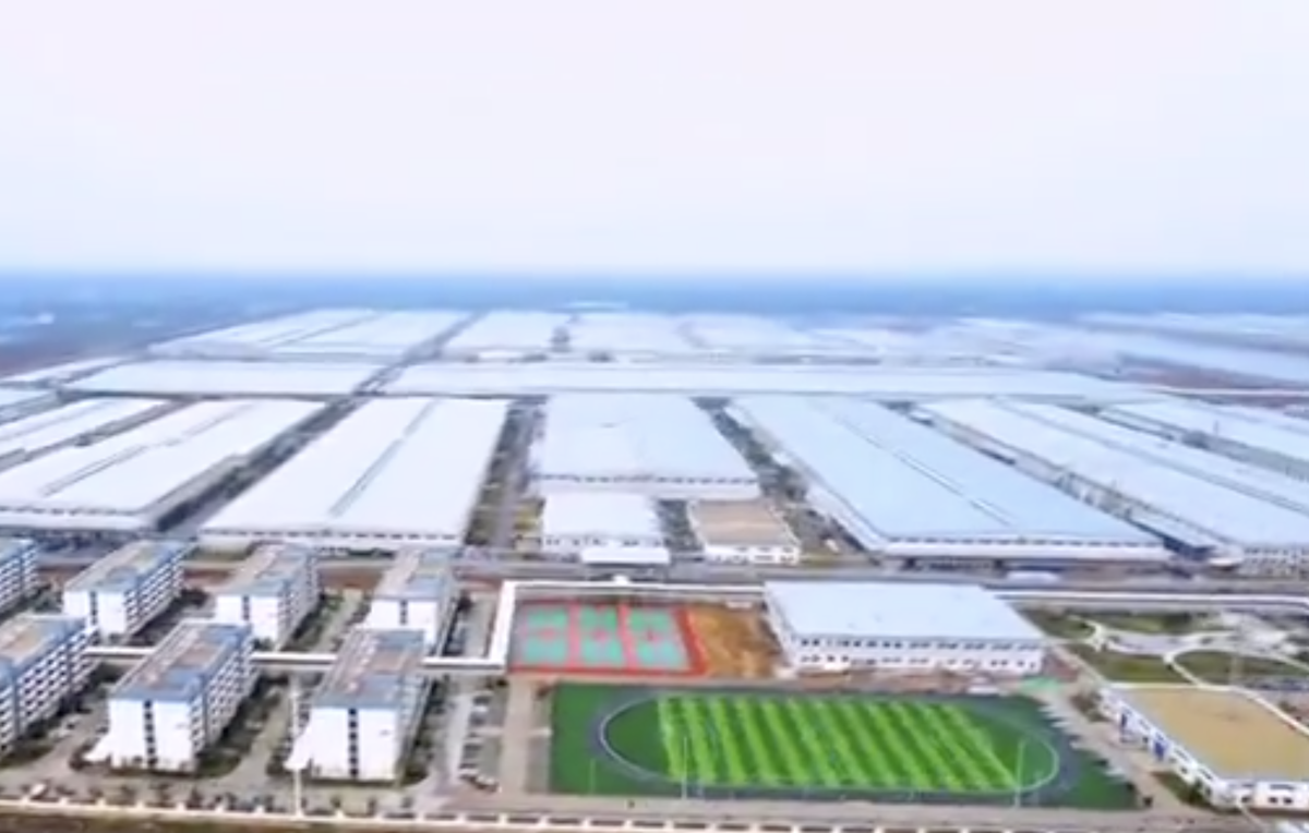 Se ridică mega-fabrica misterioasă a Chinei! O fortăreață mai mare decât orașul San Francisco: 1 milion de mașini, un stadion și un coșmar pentru Tesla