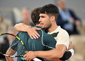 Carlos Alcaraz s-a calificat în finală la Roland Garros! A beneficiat de abandonul lui Lorenzo Musetti