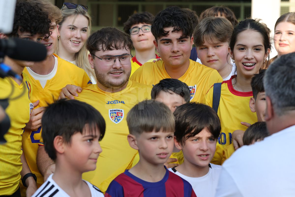Fanii români prezenţi la antrenamentul oficial al României