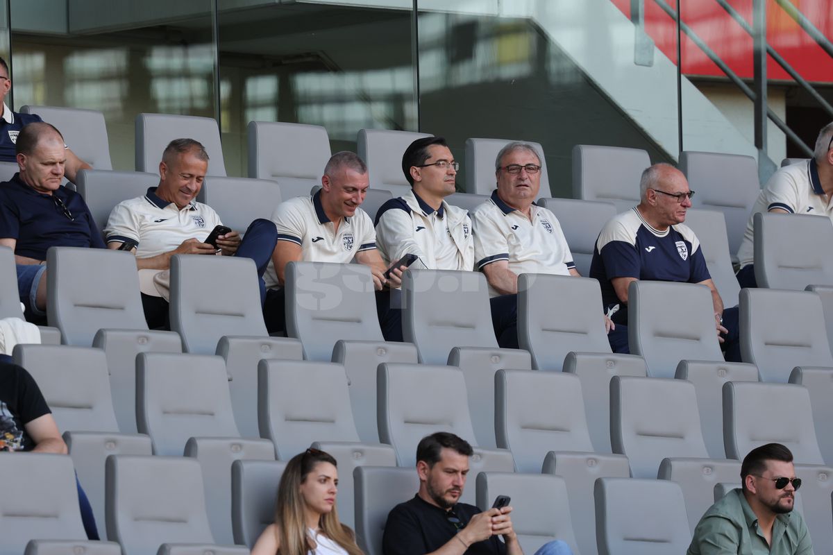 Fanii români prezenţi la antrenamentul oficial al României