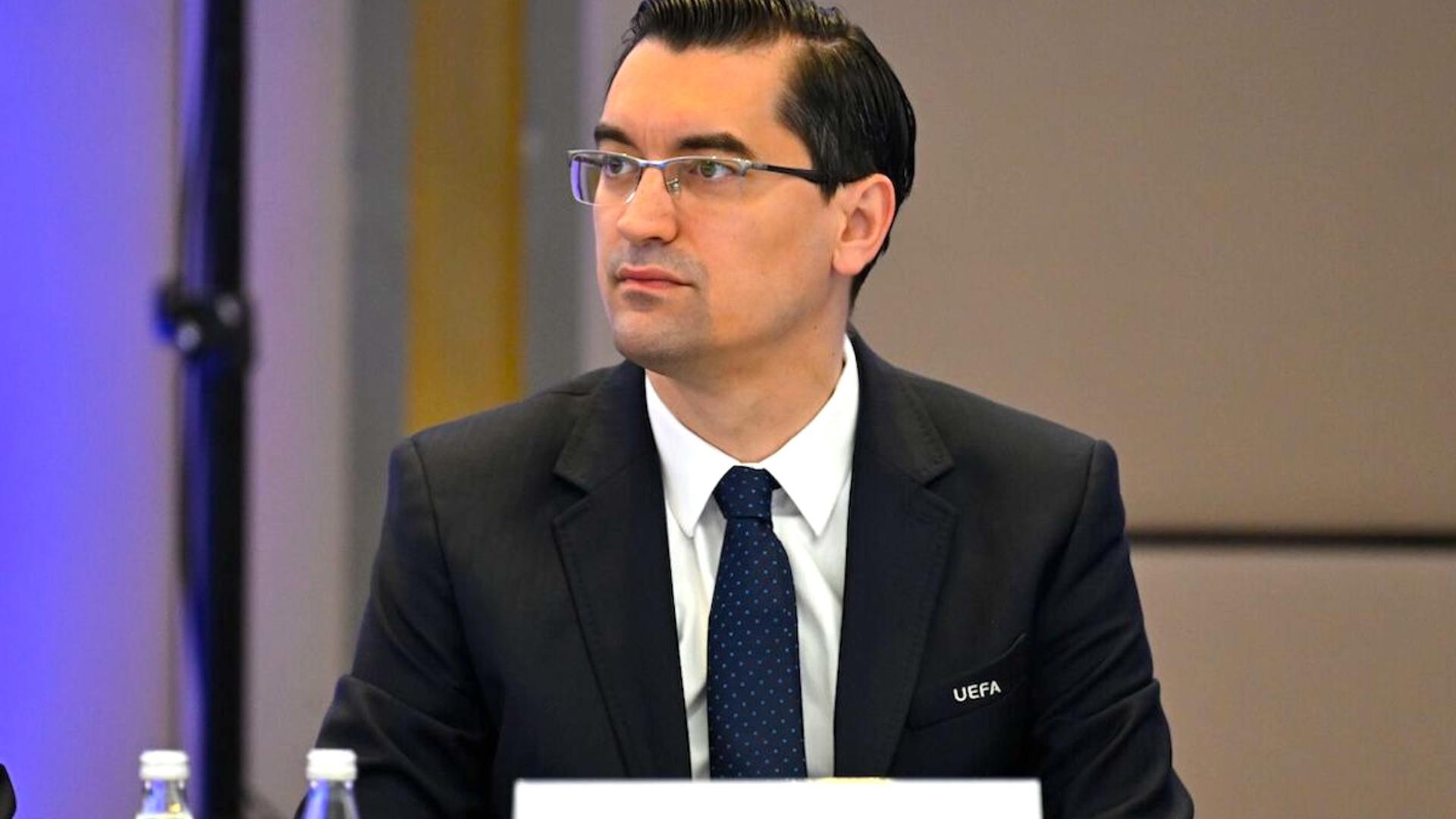 Răzvan Burleanu vorbind la conferință despre modificarea codului penal pentru trucare meciuri și combaterea pariurilor ilegale în fotbalul românesc | sursa foto: Gazeta Sporturilor