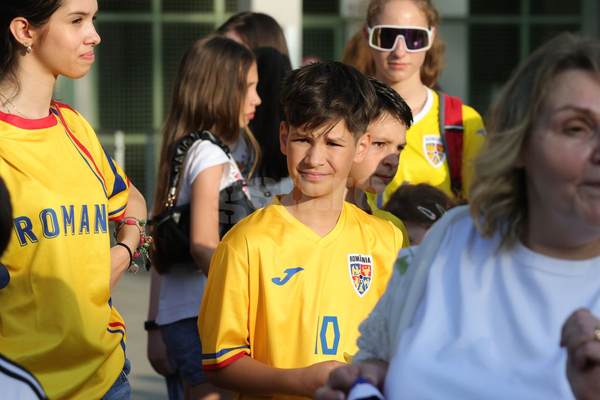 Fanii români prezenţi la antrenamentul oficial al României