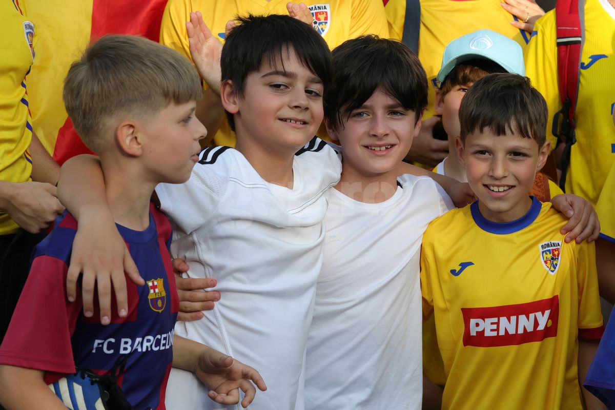 Fanii români prezenţi la antrenamentul oficial al României