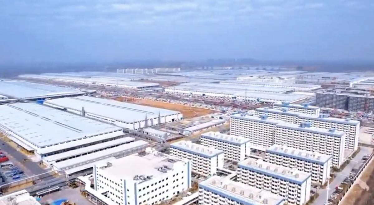 Se ridică mega-fabrica misterioasă a Chinei! O fortăreață mai mare decât orașul San Francisco: 1 milion de mașini, un stadion și un coșmar pentru Tesla