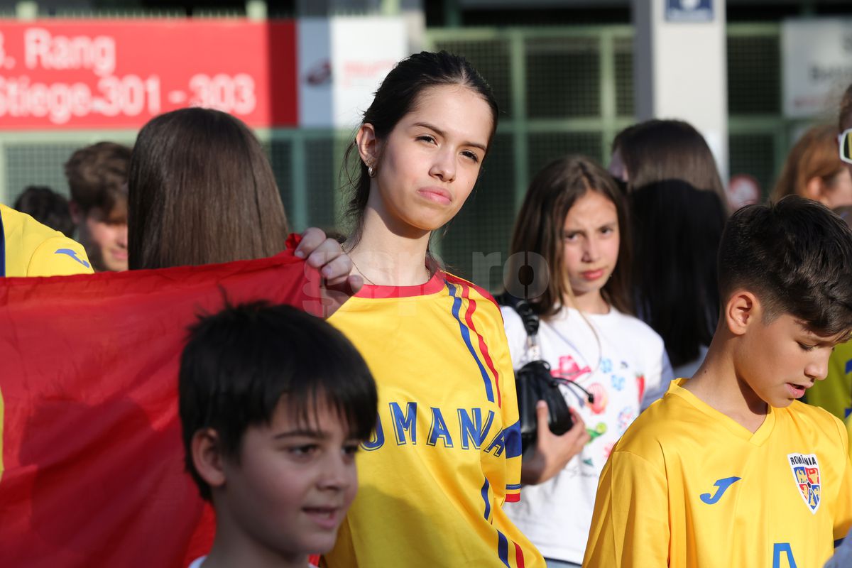 Fanii români prezenţi la antrenamentul oficial al României