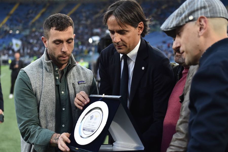 În octombrie 2021, după ce s-a întors cu Inter ca adversar pe Olimpico, Simone Inzaghi a primit un trofeu de recunoaștere a meritelor din partea Lazio Ultras / Foto: Imago Telenovela Simone Inzaghi a fost reîncărcată! » Similitudinile cu plecarea lui Chivu de la Parma la Inter