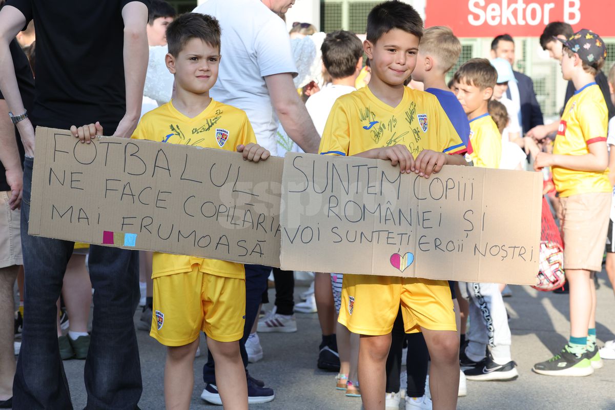 Fanii români prezenţi la antrenamentul oficial al României