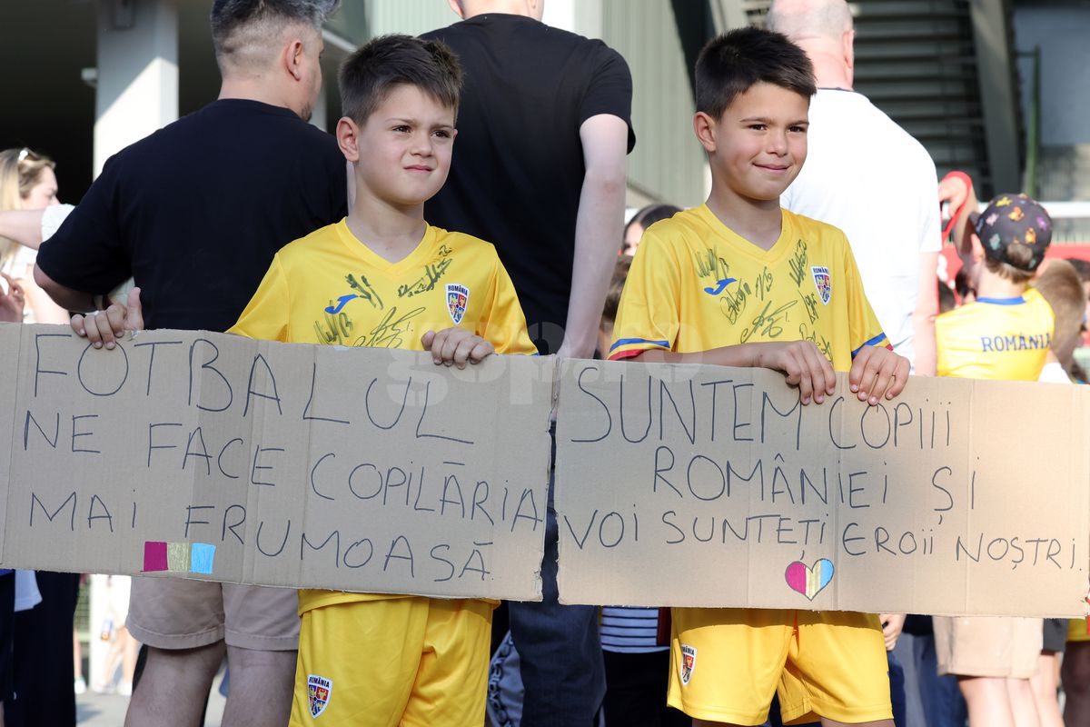Fanii români prezenţi la antrenamentul oficial al României
