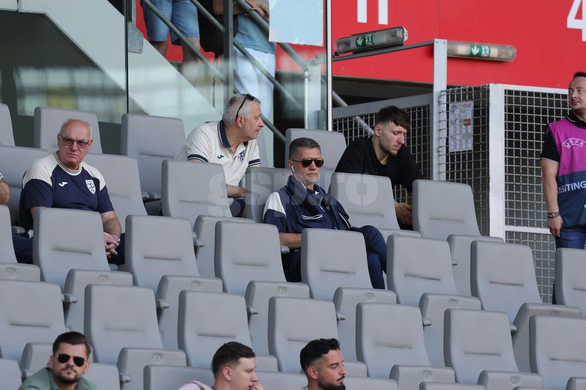 Fanii români prezenţi la antrenamentul oficial al României