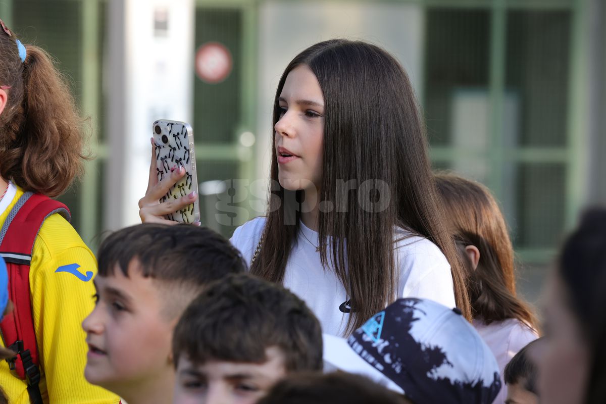 Fanii români prezenţi la antrenamentul oficial al României