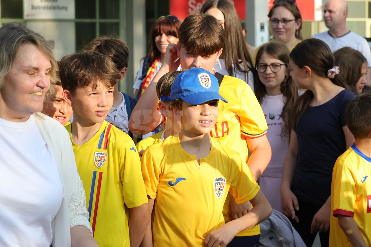 Fanii români prezenţi la antrenamentul oficial al României