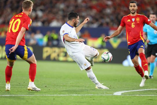 Ryan Cherki înscrie din voleu, pentru Franța, în semifinala Ligii Națiunilor cu Spania (4-5) / Foto: Imago