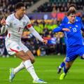 Leonard Saca în tricoul Moldovei U21, în amicalul din martie cu Anglia. Aici, în duel cu  Jobe Bellingham / FOTO: Imago Images