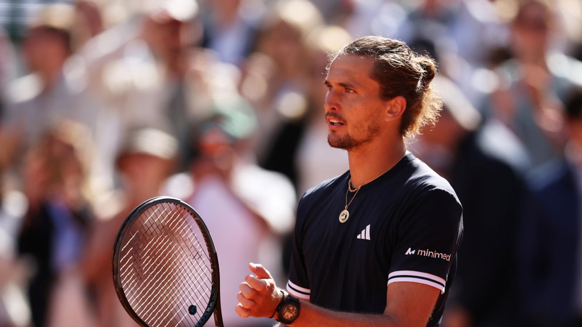 Alexander Zverev pe terenul de la Roland Garros în timpul finalei, în contextul acuzațiilor de violență domestică și controverse sportive. | sursa foto: Gazeta Sporturilor