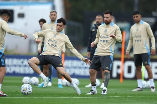 Leonardo Balerdi (stânga) s-a accidentat și va rata Cupa Mondială // FOTO Getty Images