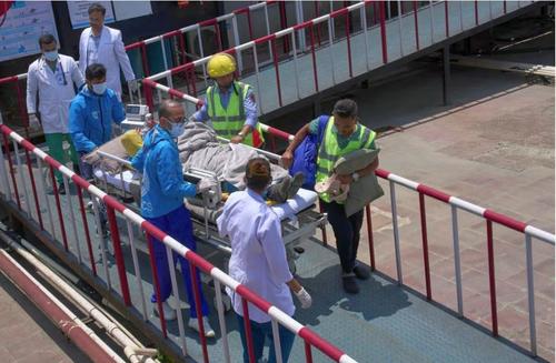 Povestea alpinistului care a supraviețuit cu mult noroc: găsit de oamenii care au strâns gunoaie // foto: X @Shanghai Daily