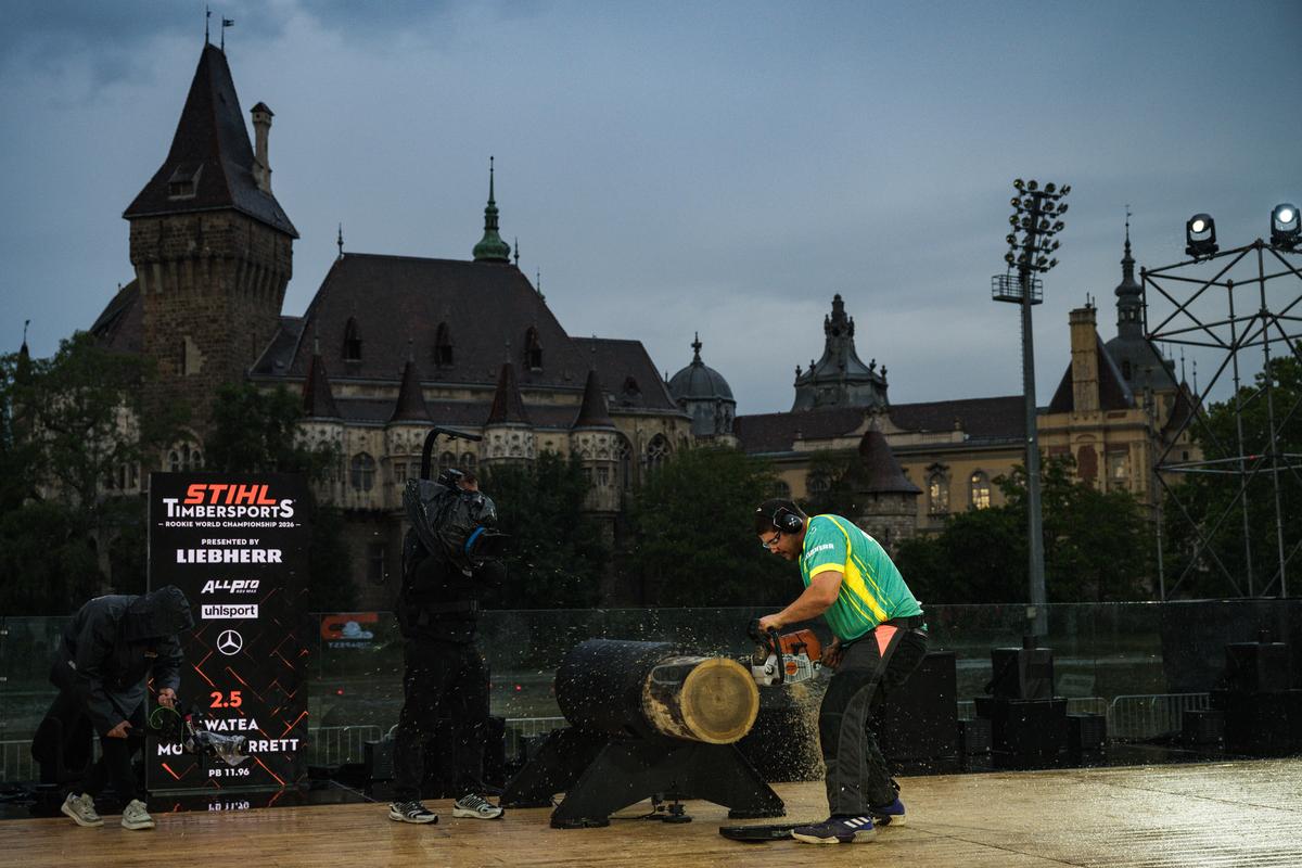 Zgomot de drujbe și lovituri perfecte de topor! Doar 6 titani au rezistat pe scena ridicată pe apă la Budapesta
