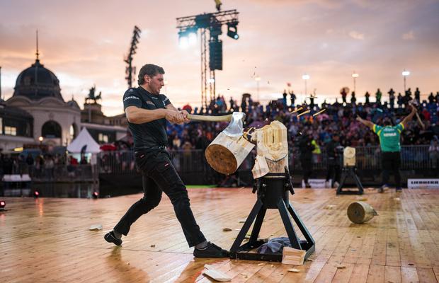Zgomot de drujbe și lovituri perfecte de topor! Doar 6 titani au rezistat pe scena ridicată pe apă la Budapesta