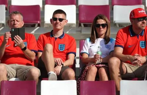 FIFA a anunțat că fanii au voie să aducă sticle de apă de unică folosință, sigilate, la meciurile de la Mondial // foto: bbc.com