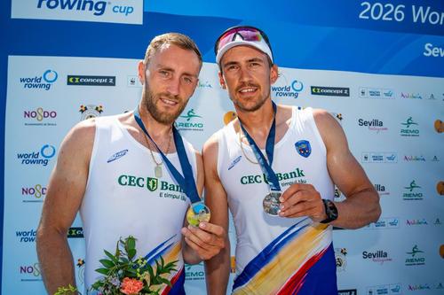 Ștefan Berariu și Florin Lehaci cu medaliile de la Cupa Mondială Sevilla 2026 Foto: FR Canotaj