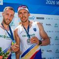Ștefan Berariu și Florin Lehaci cu medaliile de la Cupa Mondială Sevilla 2026 Foto: FR Canotaj