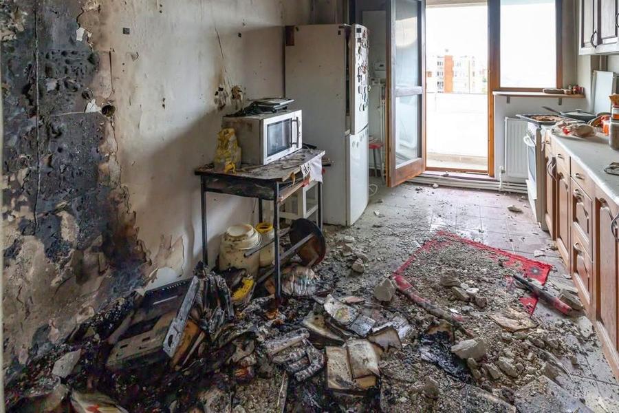 Apartamentul din Galați a fost grav afectat / foto: Facebook @ Nicușor Dan Romina Gingașu, soția boss-ului Ferrari, gest fără precedent pentru familia afectată de drona căzută în Galați!