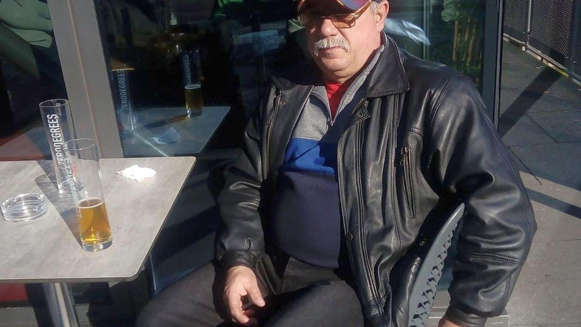 Antrenorul Alexandru Talianu discutând cu oficiali după sancțiune disciplinară pentru agresiune antrenor fotbal feminin în incident vestiar la Ploiești | sursa foto: Gazeta Sporturilor Antrenorul Alexandru Talianu discutând cu oficiali după sancțiune disciplinară pentru agresiune antrenor fotbal feminin în incident vestiar la Ploiești | sursa foto: Gazeta Sporturilor