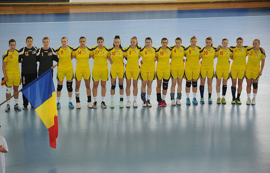 Nationala României, campioană mondială de junioare. Corban (nr. 18), a treia din dreapta Necazurile unei campioane mondiale: Daniela Corban