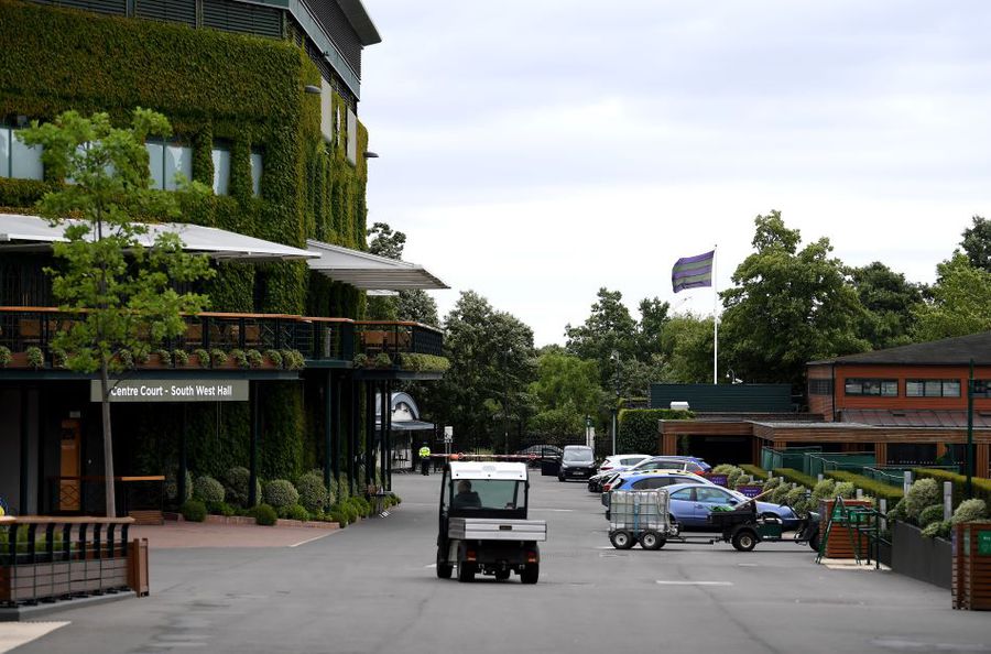 Terenul Central de la All England Club, cu fațada acoperită de iederă Foto Guliver/GettyImages Wimbledon se joacă pe GSP.ro » Tradiție mai presus de orice: regulile All England Club, de la Middle Sunday și reverența spre loja regală până la dungile colorate de doar un centimetru