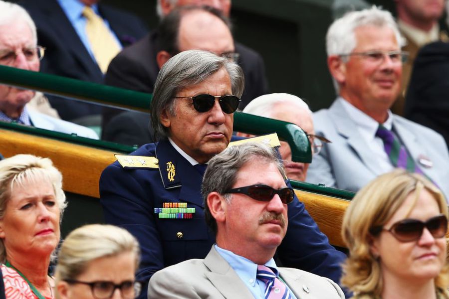 Ilie Năstase, aici în 2014, a fost invitat de multe ori în loja regală Foto Guliver/GettyImages Wimbledon se joacă pe GSP.ro » Tradiție mai presus de orice: regulile All England Club, de la Middle Sunday și reverența spre loja regală până la dungile colorate de doar un centimetru