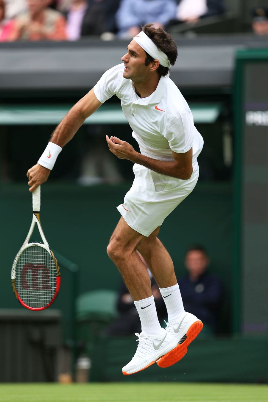 Tălpile portocalii ale lui Roger Federer au rezistat doar un meci Foto Guliver/GettyImages Wimbledon se joacă pe GSP.ro » Tradiție mai presus de orice: regulile All England Club, de la Middle Sunday și reverența spre loja regală până la dungile colorate de doar un centimetru