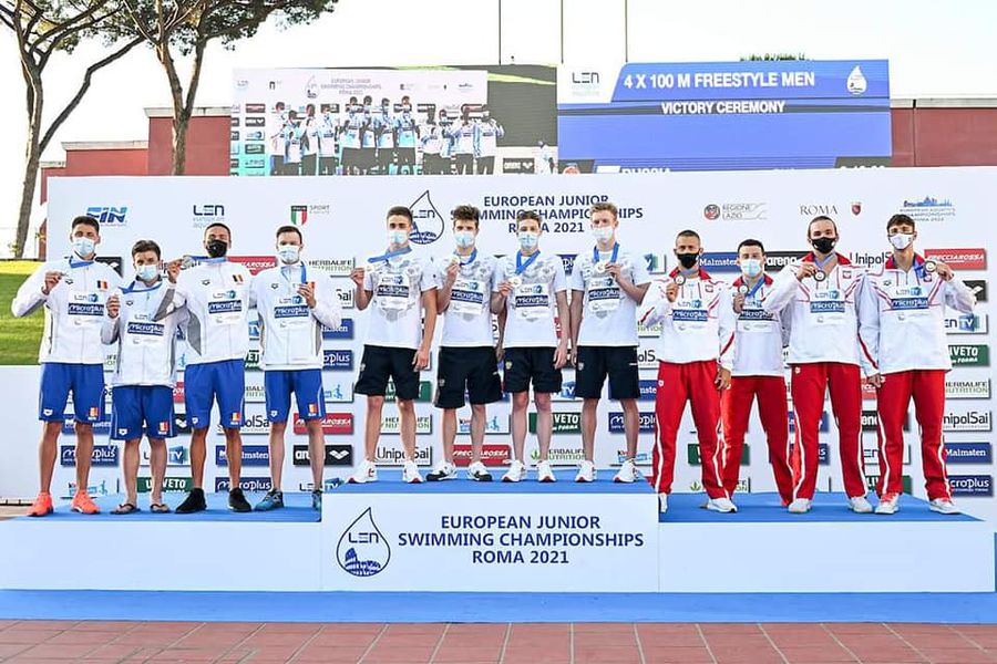 Podiumul Euro 2021 cu românii primii din stânga Performanță istorică pentru David Popovici la Europenele de juniori de la Roma. A doborât recordul mondial la 100 metri liber. Cu timpul său ar fi fost campion olimpic la Rio!