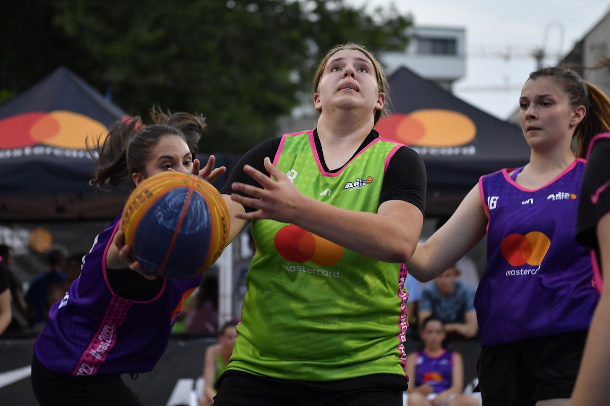 Speak a jucat baschet cu copiii la Sport Arena Streetball, în turneul-record cu 700 de participanți