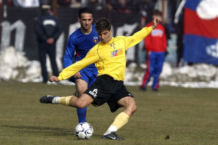 Marius Constantin, la FC Brașov, în duel cu Marian Aliuță în 2003, sezonul de debut în Liga 1. Foto: Arhivă
