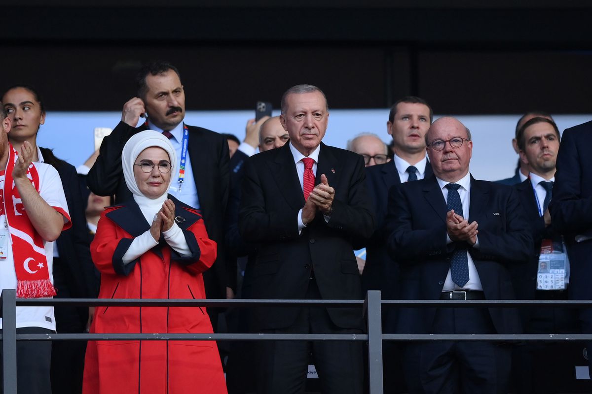 Mii de fani turci au făcut semnul extremist al „lupilor gri”, pentru care Demiral a fost suspendat » Imagini incredibile în tribune la EURO