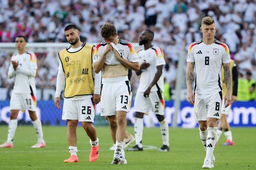 Thomas Muller și Toni Kroos la finalul meciului Spania -  Germania, scor 2-1 / Foto: Imago