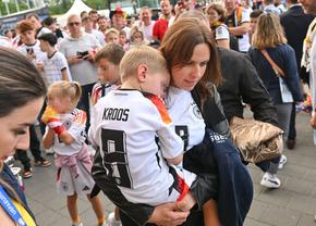 Mesajul soției lui Kroos la retragerea mijlocașului și replica lui Toni: „O să îți primești mail-ul, nu te îngrijora, Jessica!”