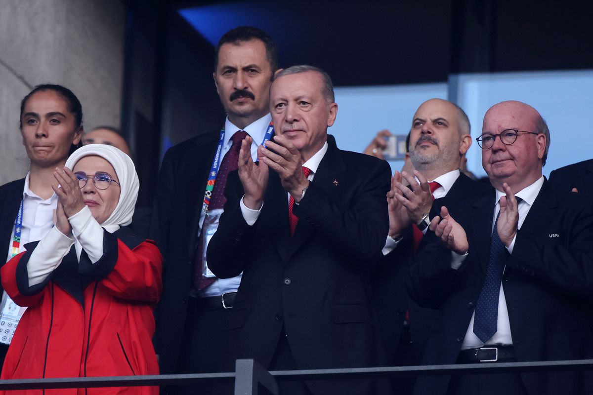 Mii de fani turci au făcut semnul extremist al „lupilor gri”, pentru care Demiral a fost suspendat » Imagini incredibile în tribune la EURO