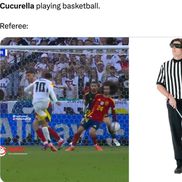 Fanii italieni ai Romei râd de Anthony Taylor după arbitrajul său din Spania - Germania