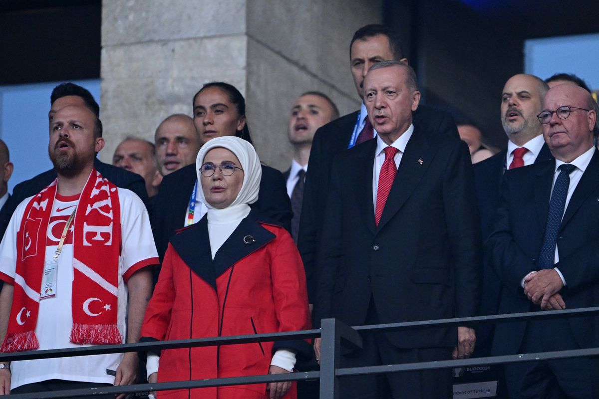 Mii de fani turci au făcut semnul extremist al „lupilor gri”, pentru care Demiral a fost suspendat » Imagini incredibile în tribune la EURO