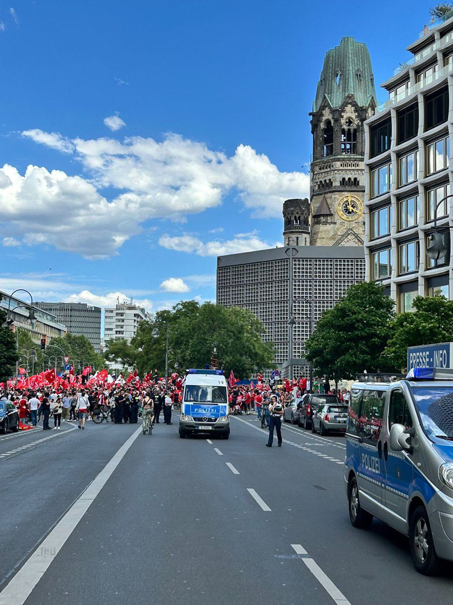 Mii de fani turci au făcut semnul extremist al „lupilor gri”, pentru care Demiral a fost suspendat » Imagini incredibile în tribune la EURO