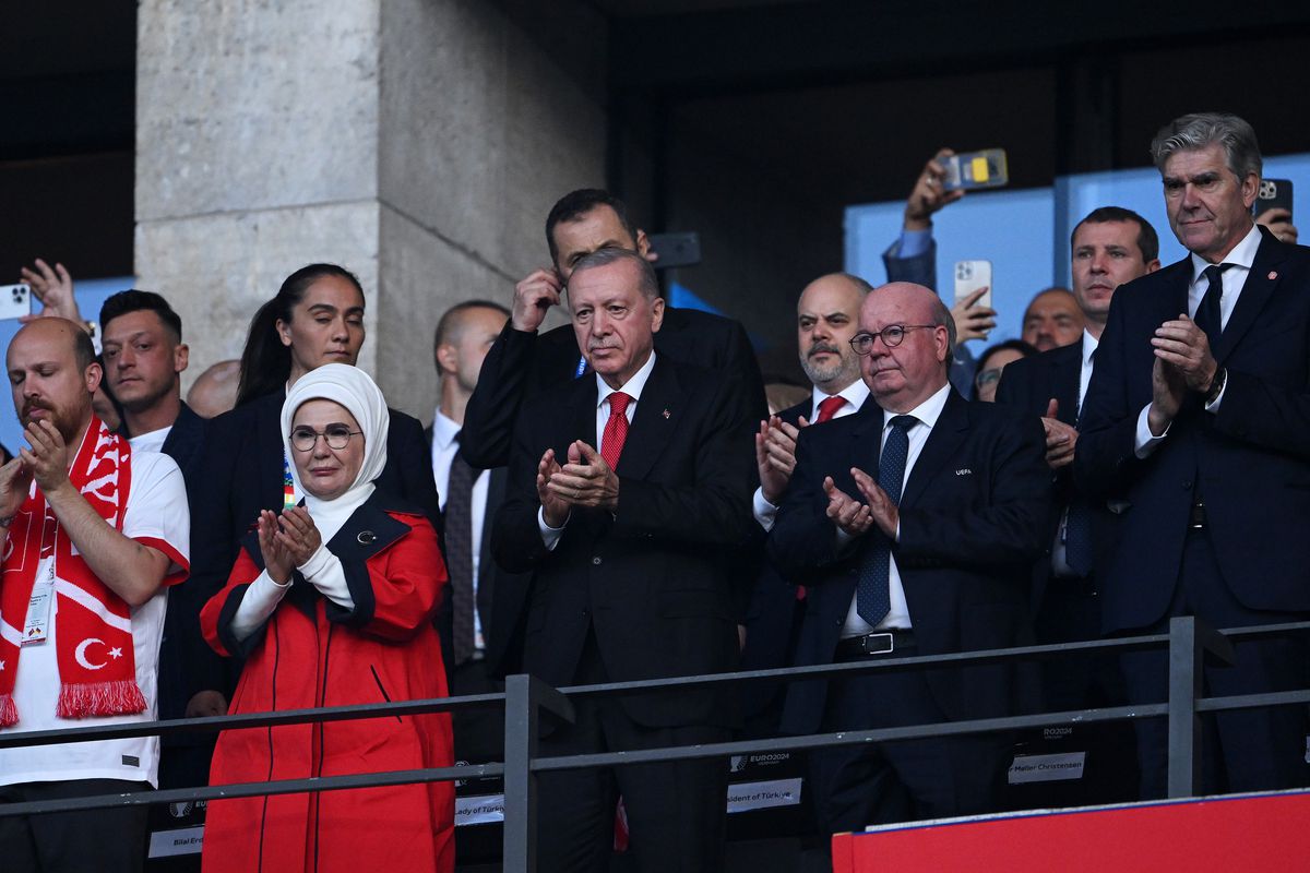 Mii de fani turci au făcut semnul extremist al „lupilor gri”, pentru care Demiral a fost suspendat » Imagini incredibile în tribune la EURO