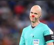 Fanii italieni ai Romei râd de Anthony Taylor după arbitrajul său din Spania - Germania