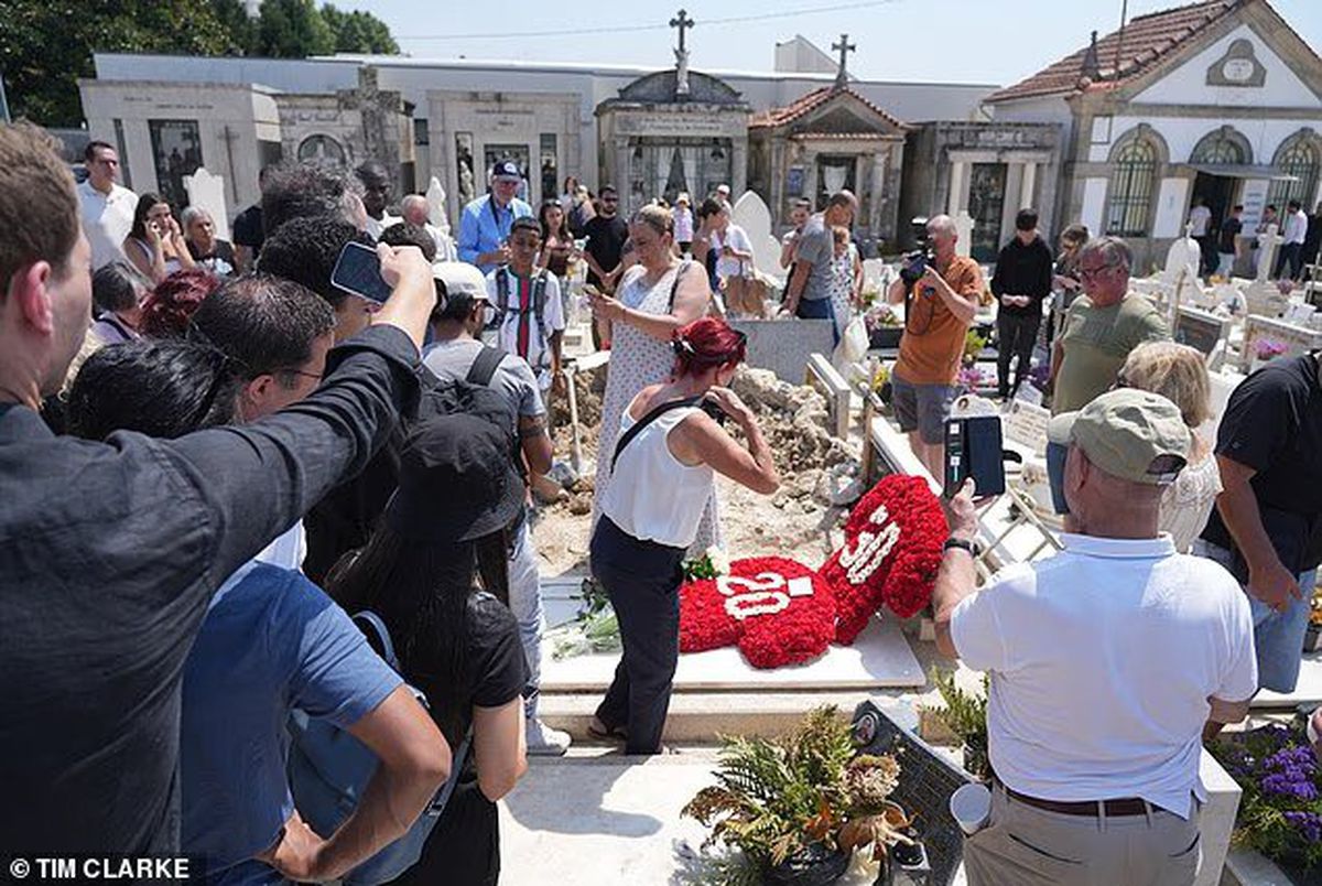 Fanii la mormântul lui Diogo Jota / foto: X