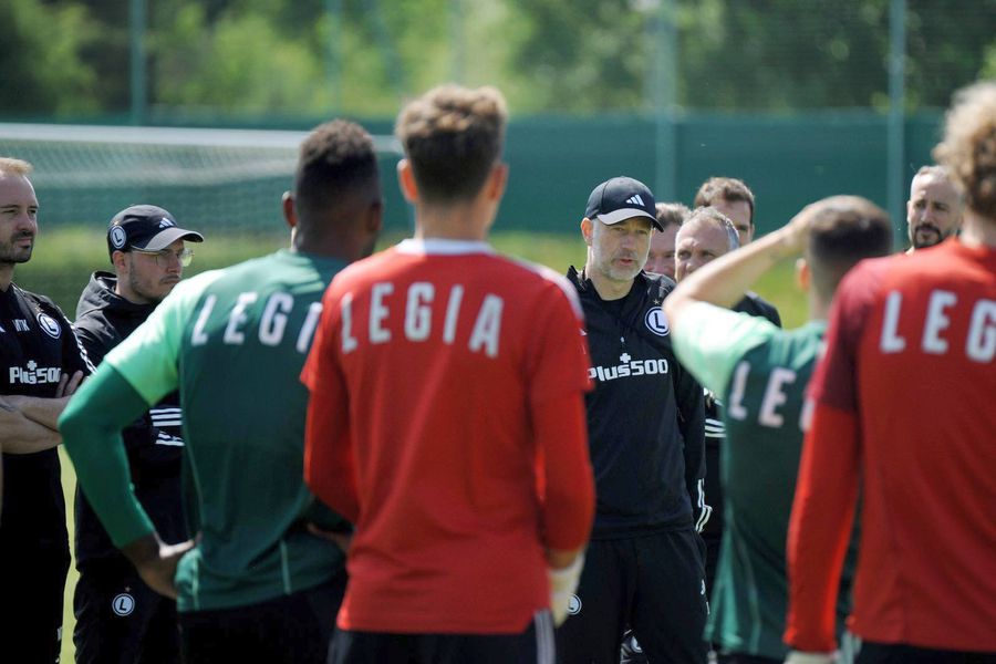 Scandal total la Legia Varșovia! Edward Iordănescu a fost abandonat și mințit de conducere, iar ultrașii sunt în război total cu clubul