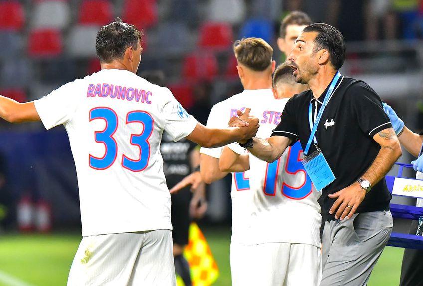 Elias Charalambous își avertizează jucătorii înainte de FCSB - Inter d'Escaldes // FOTO: Cristi Preda (GSP)