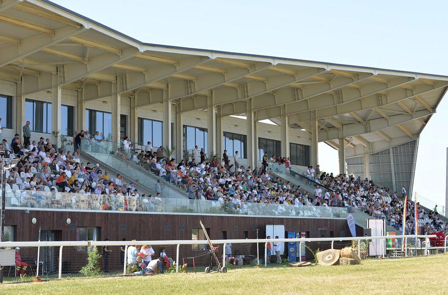 Reuniunea hipică de la Ploiești a adunat peste 1.000 de oameni la derby-ul de trap, continuat cu acuze dure pe zona de antidoping. Foto: csmploiesti.ro Și caii se dopează, nu-i așa? Scandal imens pe hipodromul de la Ploiești: câștigătorul Derby-ului, ascuns de controlul antidoping + „Funcționează ilegal! Îi închid!”