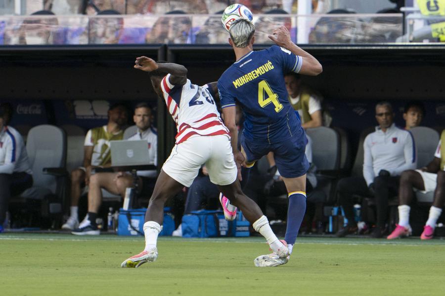 Faultul care a dus la eliminarea lui Balogun în meciul SUA - Bosnia // FOTO: Imago Images Wayne Rooney a răbufnit după decizia FIFA în cazul Balogun: „O rușine absolută! Lui Infantino ar trebui să-i fie rușine”