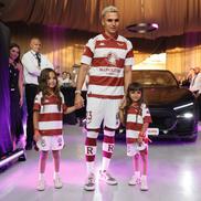 Cristi Manea prezintă noul echipament de joc al Rapidului pentru sezonul 2026-2027 // Foto: Cristi Preda